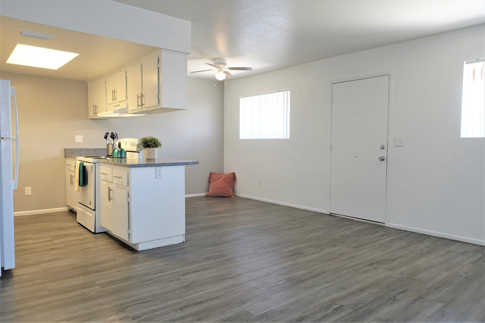Unfurnished apartment living area and kitchen at Aire Libre Apartment Homes.